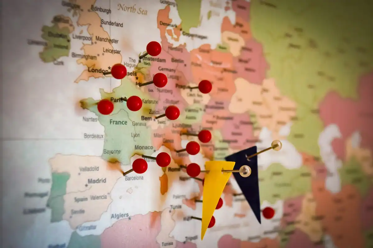 O hartă a Europei cu piuneze roșii marchează piețele vizate de un startup