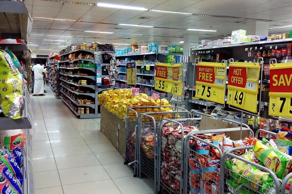 Raft de supermarket cu produse și clienți care aleg la cumpărături